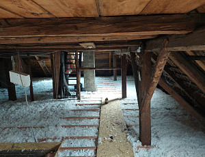 Zateplení stropu rodinného domu a zhotovení podlahy půdy